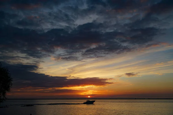 Una Hermosa Vista Barco Navegando Mar Bajo Cielo Del Atardecer — Foto de Stock