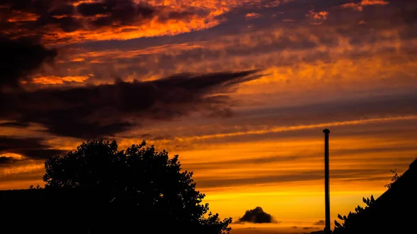 Vacker Utsikt Över Solnedgången Himlen Över Ett Landskap Med Träd — Stockfoto