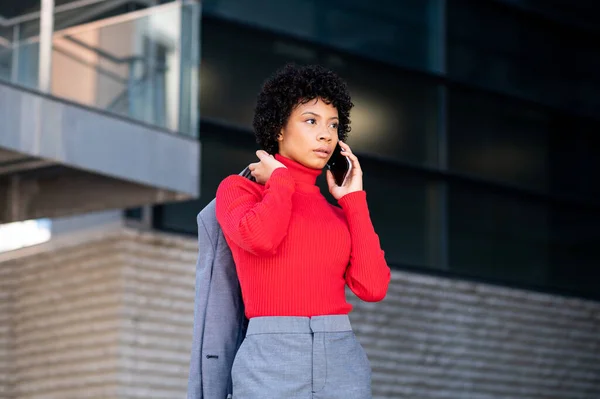 Young African American Businesswoman Wearing Red Turtleneck Suit Talking Phone — Stock Photo, Image