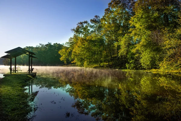 Ein Schöner Blick Auf Einen See Mit Der Reflexion Der — Stockfoto