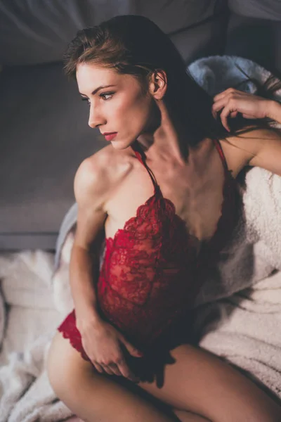 Een Verleidelijke Sexy Servische Vrouw Draagt Een Rode Lingerie Nachtkleding — Stockfoto