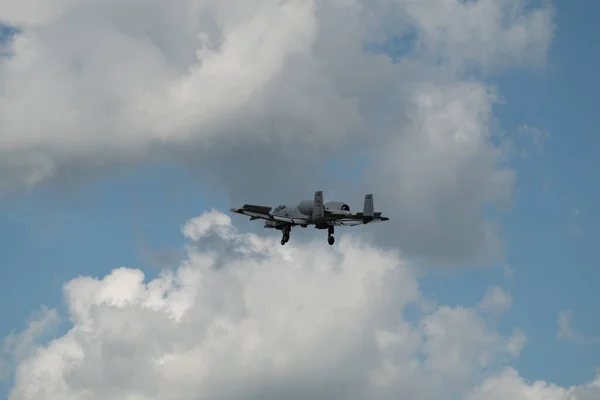 Ett Flygande Militärt Flygplan Mot Molnig Himmel — Stockfoto