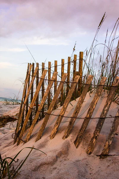 Disparo Vertical Una Antigua Valla Madera Playa Arena Durante Atardecer —  Fotos de Stock