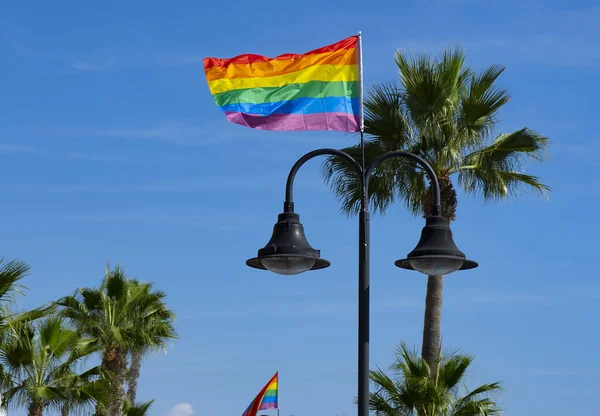 Een Gay Trots Vlag Opknoping Een Lantaarnpaal — Stockfoto