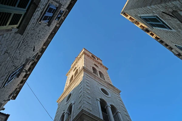 克罗地亚锡比尼克市一座塔楼的低角度拍摄 — 图库照片