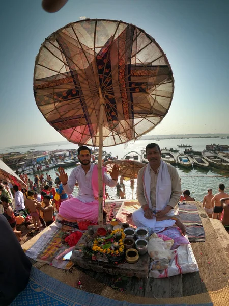 Varanasi India Lutego 2021 Odwrócone Pionowe Ujęcie Kapłanów Dashashwamedh Ghat — Zdjęcie stockowe