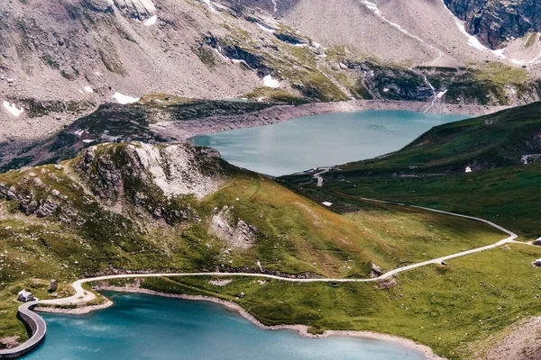 Uma Paisagem Lago Ceresole Cercada Por Colinas Vegetação Gran Paradiso — Fotografia de Stock