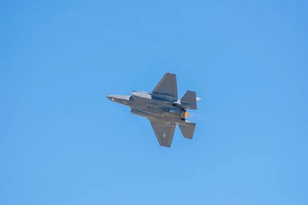 Avión Militar Volador Contra Borrón Claro —  Fotos de Stock