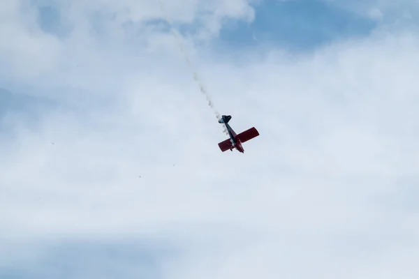 Een Vliegend Vliegtuig Tegen Een Bewolkte Lucht Tijdens Een Vliegshow — Stockfoto