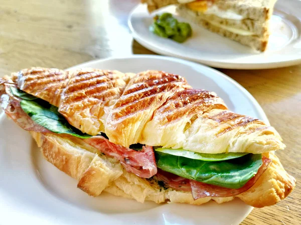 Pequeno Almoço Croissant Presunto Tradicional Mesa — Fotografia de Stock