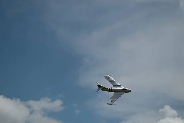 Avión Volador Contra Cielo Nublado Durante Espectáculo Aéreo —  Fotos de Stock