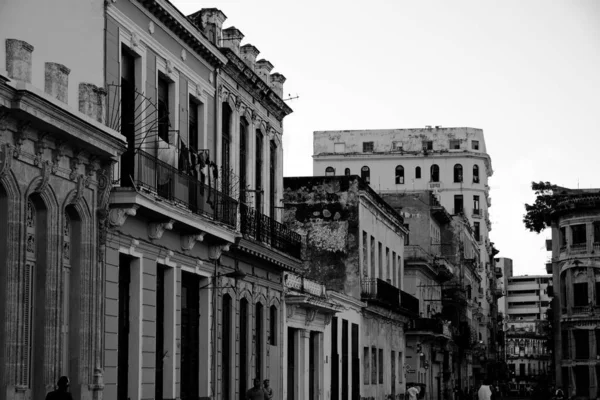 Plano Escala Grises Una Hermosa Calle Llena Arquitectura Antigua Bajo — Foto de Stock