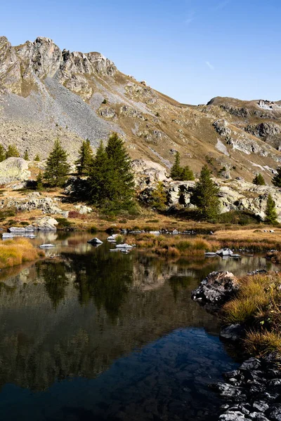 在阳光灿烂的日子里 一个平静的湖和一座山的美丽景色 — 图库照片