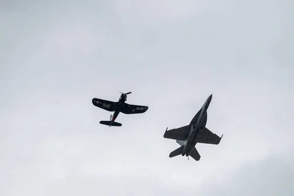 航空ショー中に数機の航空機が曇った空に向かって — ストック写真