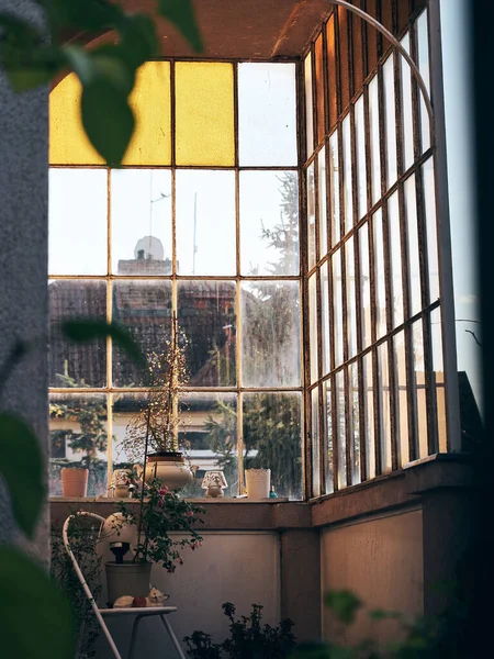 Вертикальный Снимок Комнаты Винтажными Окнами — стоковое фото