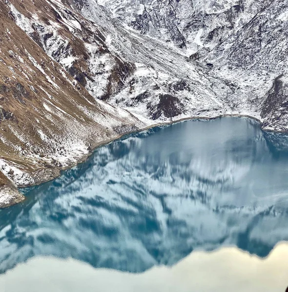 Piccolo Lago Limpido Tra Catena Montuosa Innevata Nel Freddo Inverno — Foto Stock