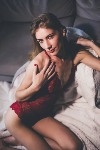 Een Verleidelijke Sexy Servische Vrouw Draagt Een Rode Lingerie Nachtkleding — Stockfoto