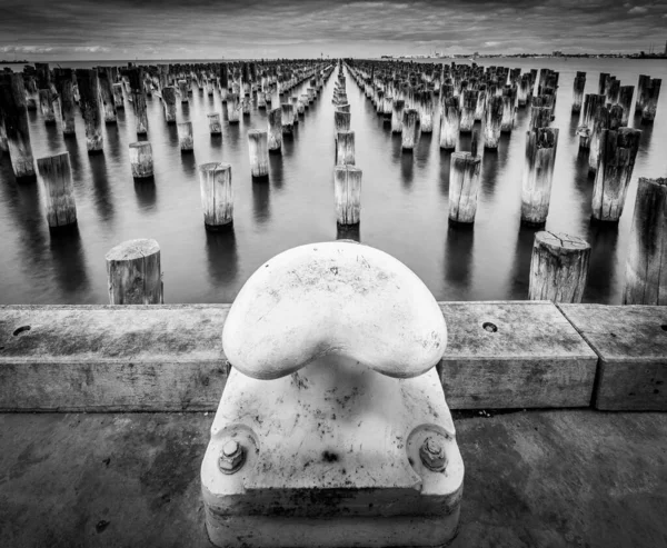 Uma Foto Tons Cinza Velho Cais Baluarte Junto Mar — Fotografia de Stock