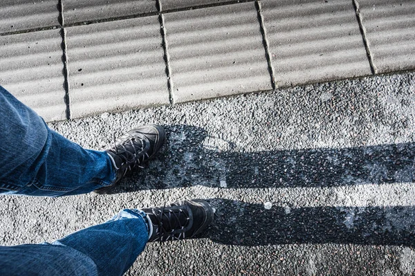Вертикальный Снимок Мужских Ног Джинсах Спортивной Обуви Стоящих Открытом Воздухе — стоковое фото