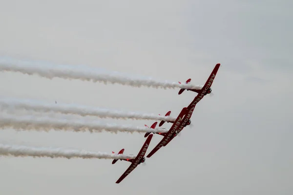 Grupo Aviones Voladores Contra Cielo Nublado Durante Espectáculo Aéreo —  Fotos de Stock
