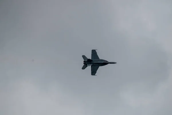 Avión Militar Volador Contra Cielo Sombrío —  Fotos de Stock