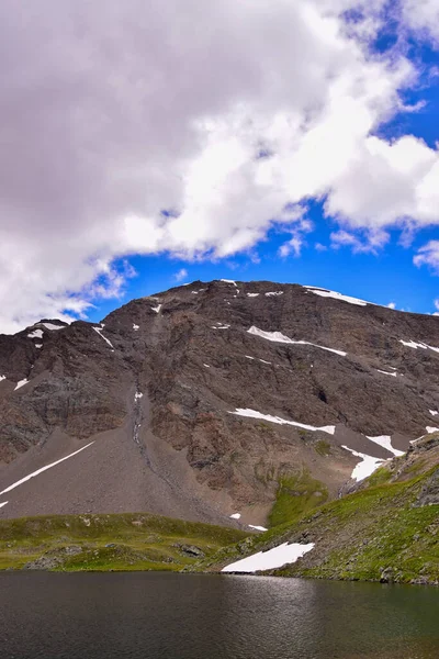 Gran Paradiso Doğal Parkı Nda Mavi Bulutlu Bir Gökyüzünün Altındaki — Stok fotoğraf