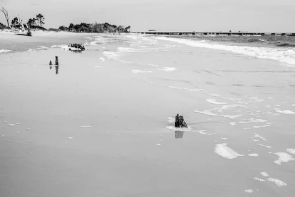 Gråskala Bild Stänk Havsvågor Strand — Stockfoto