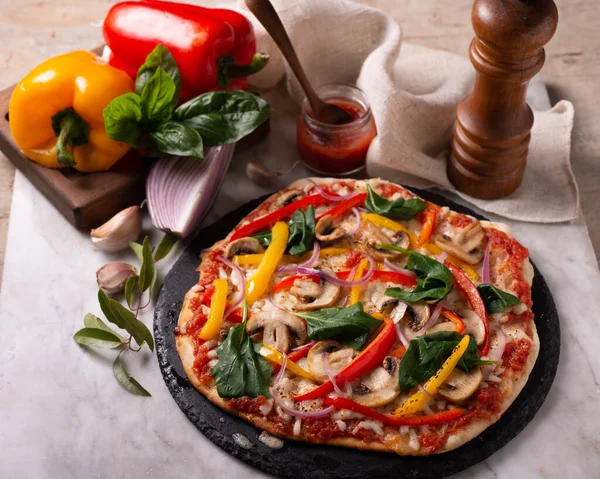 Una Deliciosa Pizza Casera Con Champiñones Pimienta Albahaca Queso Cebolla — Foto de Stock