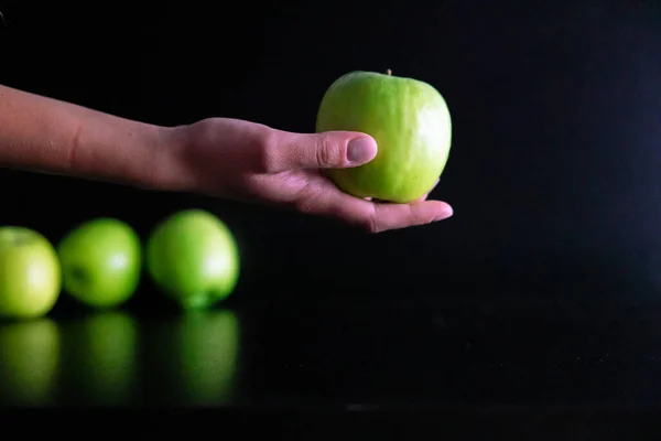 Hombre Que Esconde Una Manzana Verde Aislada Sobre Fondo Oscuro — Foto de Stock