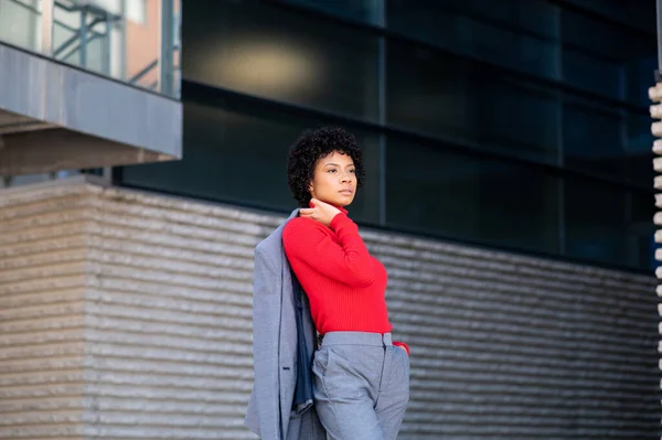 Een Jonge Afro Amerikaanse Zakenvrouw Draagt Een Rode Coltrui Een — Stockfoto