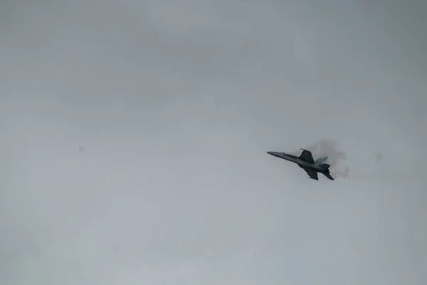 Avión Militar Volador Contra Cielo Sombrío — Foto de Stock