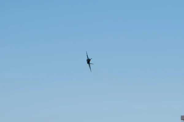 Uma Aeronave Voadora Contra Céu Azul Durante Show Aéreo — Fotografia de Stock