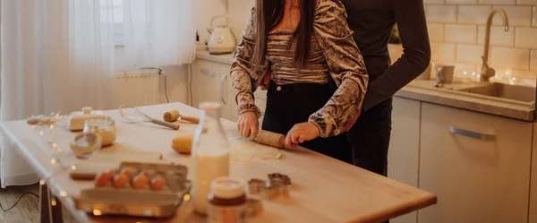 Una Coppia Che Prepara Deliziosi Biscotti Natalizi — Foto Stock