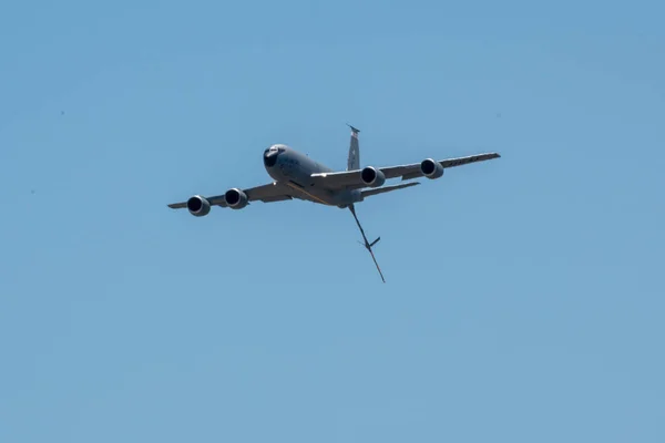 Ein Fliegendes Militärflugzeug Vor Blauem Himmel — Stockfoto