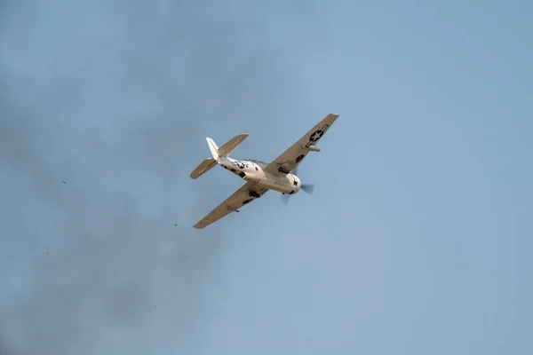 航空ショー中に曇った空に対して飛行する航空機 — ストック写真