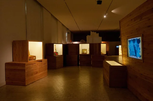 Buenos Aires Argentina 2015年8月07日 木製のガラス箱に展示品を持つ国立移民博物館の空の照明ホール — ストック写真