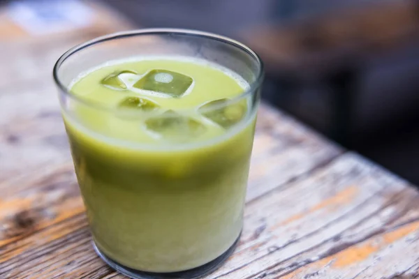 Closeup Shot Glass Ice Cold Matcha Tea Wooden Surface — Stock Photo, Image