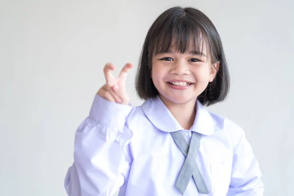 Ένα Χαριτωμένο Χαρούμενο Κορίτσι Της Νοτιοανατολικής Ασίας Στολή Κάνει Την — Φωτογραφία Αρχείου