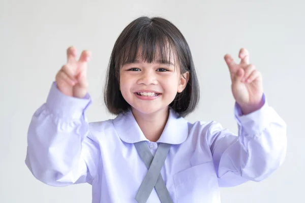 Bonito Feliz Sudeste Asiático Menina Escola Uniforme Fazendo Gesto Citação — Fotografia de Stock