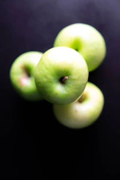 Närbild Bild Bild Staplade Gröna Äpplen Isolerade Mörk Bakgrund — Stockfoto