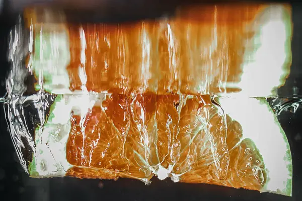 Крупним Планом Знімок Апельсинового Шматочка Бризкає Воді — стокове фото