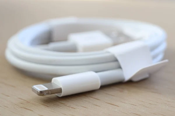 Een Close Opname Van Een Usb Kabel Tafel — Stockfoto