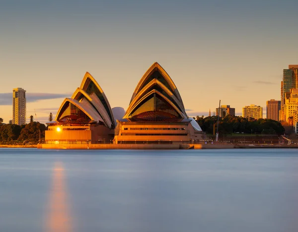 日落时悉尼歌剧院的景色 — 图库照片
