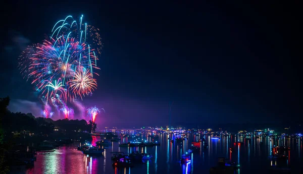Ein Schönes Feuerwerk Aus Dem Meer Mit Beleuchteten Booten — Stockfoto