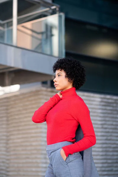 Een Jonge Afro Amerikaanse Zakenvrouw Draagt Een Rode Coltrui Een — Stockfoto