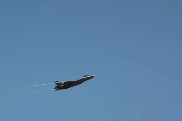 Açık Mavi Gökyüzüne Karşı Uçan Bir Askeri Uçak — Stok fotoğraf