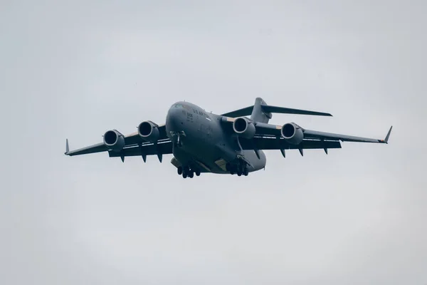 Een Vliegend Militair Vliegtuig Tegen Een Bewolkte Lucht — Stockfoto