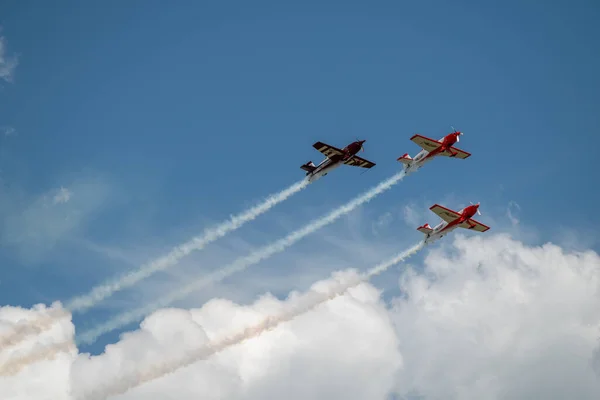 Eine Gruppe Fliegender Flugzeuge Gegen Einen Bewölkten Himmel Während Einer — Stockfoto