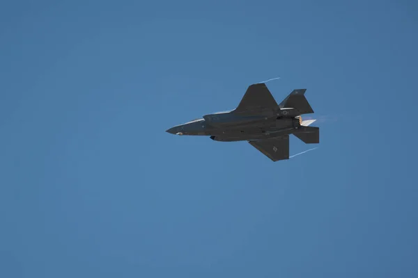 Ett Flygande Militärt Flygplan Mot Klarblå Himmel — Stockfoto