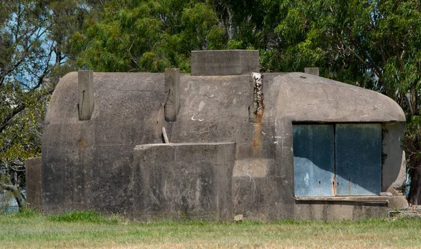 Een Oude Stenen Bunker Met Blauwe Verweerde Deuren — Stockfoto